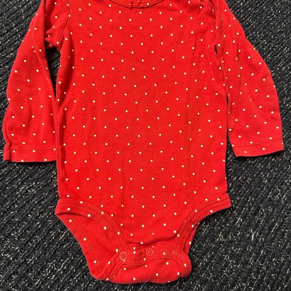 Adorable 4-piece holiday bundle in size 12 months ❤️💚